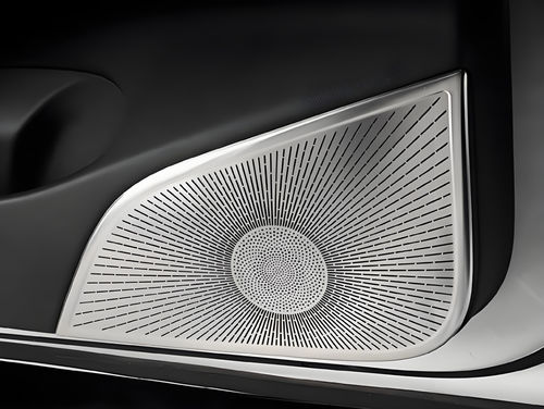 Dernières nouvelles de l'entreprise Gravure de précision pour les grilles de haut-parleurs automobiles: amélioration des performances et de l'esthétique