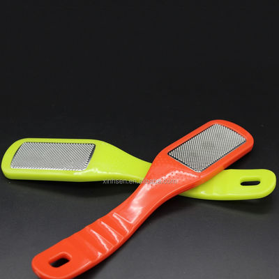 Un bon prix. Lime à pied en métal pour enlever les callosités avec manche pour peaux mortes en ligne